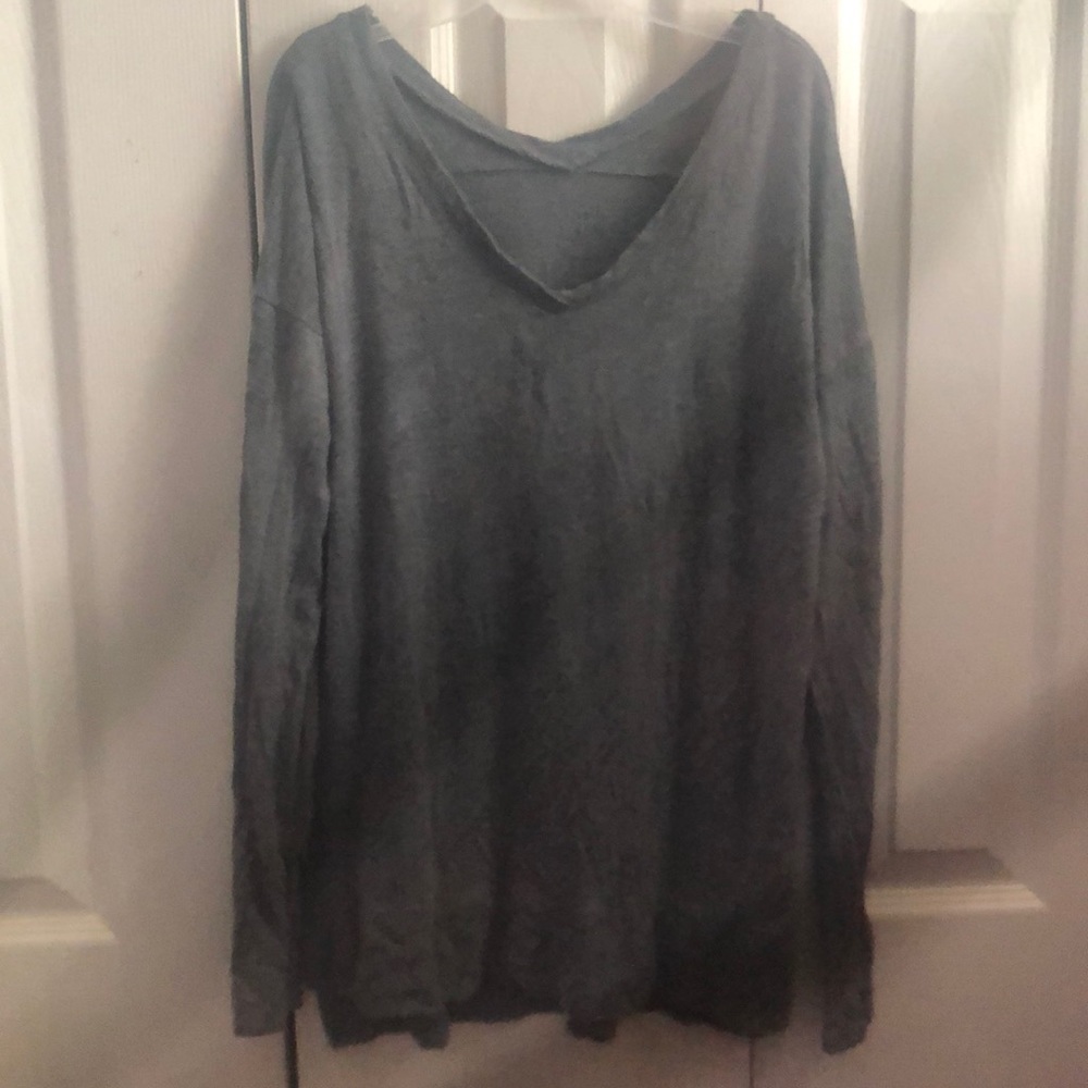 grey long-sleeve shirt